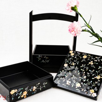 Square lacquer box with 3 layers, mother of pearl details